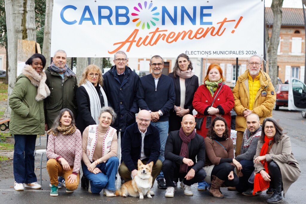 15 membres de Carbonne Autrement, sur la place de la république